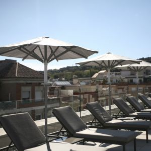 Parasoles Ibiza alineados en la terraza del hotel